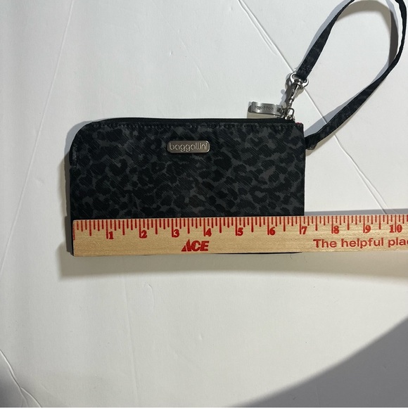 Baggallini Gray Cheetah Wristlet Nylon RFID Protected - Picture 3 of 6